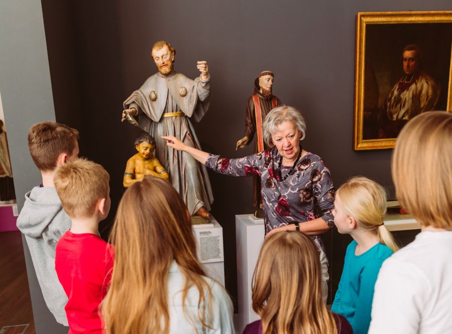 Auf Himmelswegen wandern: Gäste der Wewelsburg erfahren an Allerheiligen die verborgenen Geschichten hinter den Heiligenfiguren im Historischen Museum des Hochstifts Paderborn (© Lina Loos für das Kreismuseum Wewelsburg)